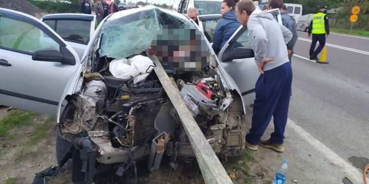 ДТП в Теленештах: Металлический отбойник насквозь проткнул автомобиль