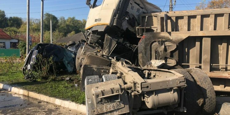 Новые подробности аварии в Бричанах с грузовиком, который протаранил припаркованные авто