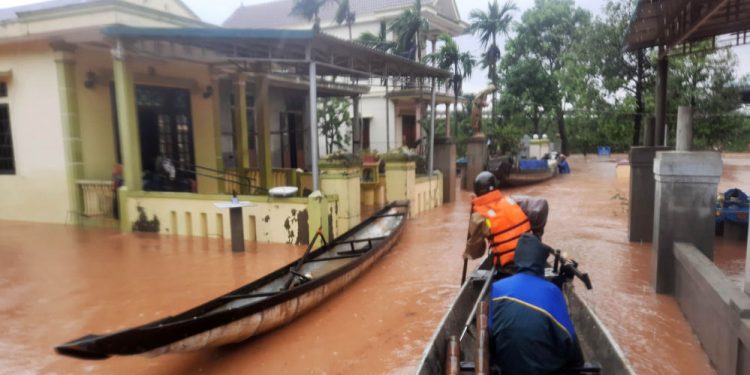 Peste 20 de soldați sunt dați dispăruți după o alunecare de teren în Vietnam