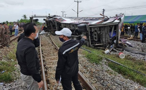 В Таиланде поезд протаранил автобус: 20 погибших