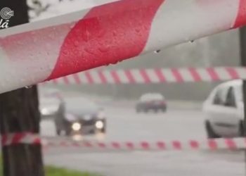 «Бомба замедленного действия». Кишиневцы озабочены — на обочине одной из столичных улиц образовалась огромная яма, которая грозит обрушением участка дороги | VIDEO