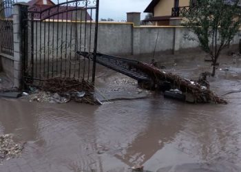 Prăpăd în toată Moldova: vântul puternic și ploaia au distrus tot ce au găsit în cale. Străzile s-au transformat în râuri, gospodăriile au fost distruse, beciurile și garajele au fost inundate | VIDEO