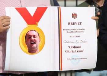 Flashmob la Președinție: Ordinul „Gloria Lenii”, transmis lui Igor Dodon