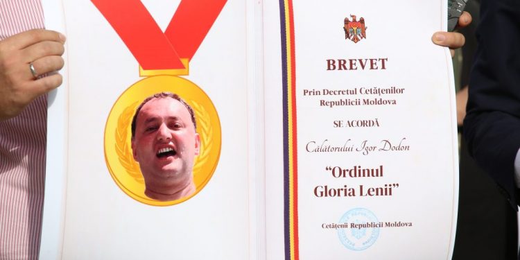 Flashmob la Președinție: Ordinul „Gloria Lenii”, transmis lui Igor Dodon