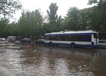 Грозовой ливень затопил Кишинев: улицы превратились в реки