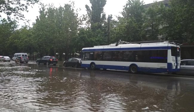 Грозовой ливень затопил Кишинев: улицы превратились в реки