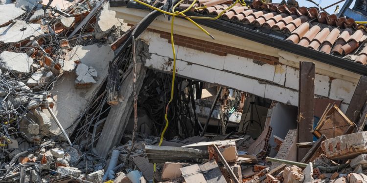 Un cutremur puternic, cu magnitudinea 7, a afectat Grecia şi Turcia. 4 morți, 120 de răniți, 20 de clădiri s-au prăbuşit