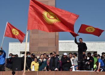 Kârgâzstanul şi-a închis graniţele, după protestele care au dus la anularea alegerilor. Cine conduce țara