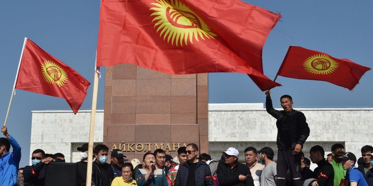 Kârgâzstanul şi-a închis graniţele, după protestele care au dus la anularea alegerilor. Cine conduce țara