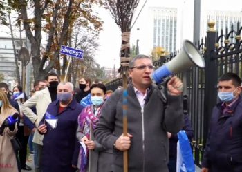 Renato Usatîi și-a încheiat campania electorală, măturând în fața Președinției: Sau salvăm Moldova sau, în câțiva ani, vom pleca la pus pavaj la Moscova sau în Italia | VIDEO