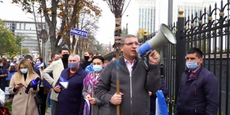 Renato Usatîi și-a încheiat campania electorală, măturând în fața Președinției: Sau salvăm Moldova sau, în câțiva ani, vom pleca la pus pavaj la Moscova sau în Italia | VIDEO