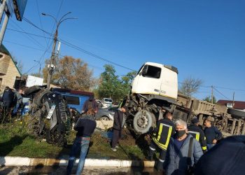Poliția, despre cumplitul accident din orașul Lipcani. Patru mașini, făcute zob și trei oameni răniți | VIDEO