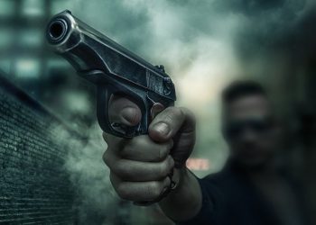 Focuri de armă în fața unui local din Durlești. Ținta — un polițist