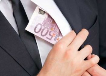 Un avocat, reținut de CNA. I-a cerut clientului său zeci de mii de euro pentru a-i soluționa problemele