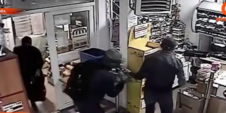 Moldoveni, reținuți în Ucraina, bănuiți că ar fi spart bancomate în sumă de 3 mil. de hrivne