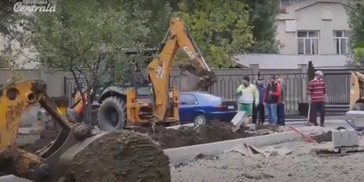 De trei ani, locuitorii unei clădiri de pe strada Albișoara încearcă să împiedice construcția unui drum în curtea lor. Oamenii s-au adresat consilierilor municipali din partea PP «ȘOR» | VIDEO