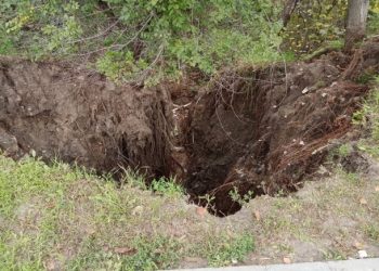 Un crater uriaș, apărut pe marginea străzii Alecu Russo din capitală, este o bombă cu efect întârziat. Guvernul trebuie să intervină | VIDEO