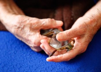 Vine iarna, vin și grijile. Din cauza pensiilor mici, mai mulți bătrâni din țara noastră riscă să înghețe de frig | VIDEO