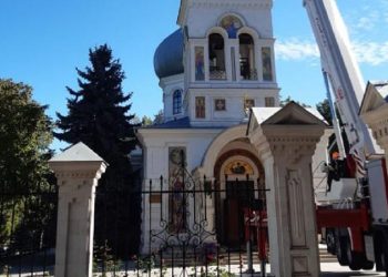 Crucea de pe cupola unei biserici din Chișinău, la un pas să cadă. Salvatorii, la fața locului