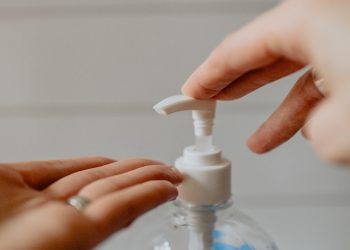 „Afacere” cu prețul sănătății oamenilor. Un grup de persoane contrafăceau dezinfectant în proporții deosebit de mari în Capitală