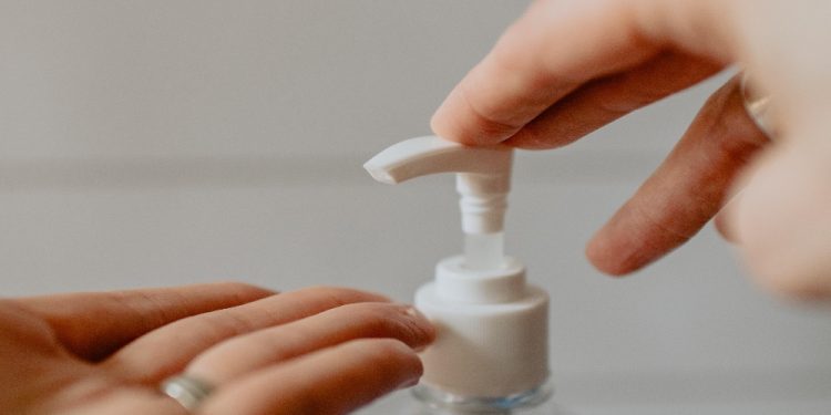 „Afacere” cu prețul sănătății oamenilor. Un grup de persoane contrafăceau dezinfectant în proporții deosebit de mari în Capitală