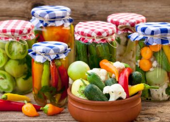 Вторая волна пандемии не пугает жителей деревень! Домохозяйки спешно готовят консервацию на зиму | VIDEO