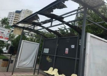 Oameni spun că stațiile de așteptare a transportului public din Chișinău sunt într-o stare teribilă. Reprezentanții Primăriei: repararea acestora se desfășoară treptat | VIDEO