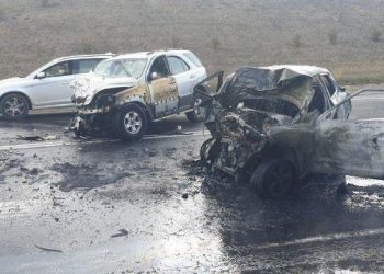 Accident în raionul Ialoveni. Două persoane traumate, după ce trei vehicule s-au tamponat. O mașină a luat foc | Update