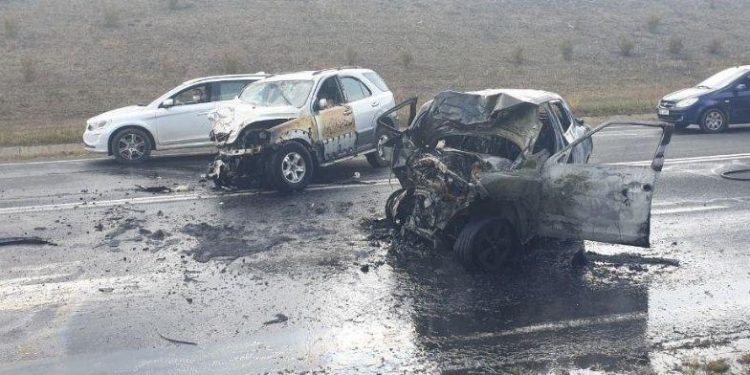 Accident în raionul Ialoveni. Două persoane traumate, după ce trei vehicule s-au tamponat. O mașină a luat foc | Update