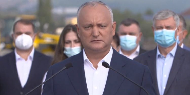 Igor Dodon s-a lansat în campania electorală în calitate de candidat independent, dar însoțit de numeroși membri socialiști | VIDEO
