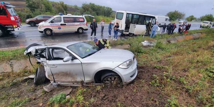 Accident înfiorător la Ialoveni: Un BMW s-a izbit într-un microbuz cu pasageri. O persoană a decedat, șapte au fost rănite