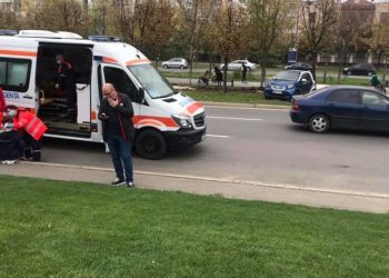 Incident în Capitală. O femeie, lovită de o mașină care a pornit singură din parcare