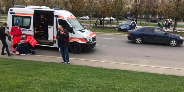 Incident în Capitală. O femeie, lovită de o mașină care a pornit singură din parcare
