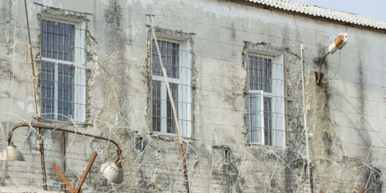 Doi deținuți au decedat în penitenciarele din R. Moldova. Stamate: Un tânăr de 26 de ani s-a adresat cu simptome COVID la administrație