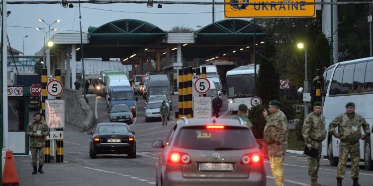 Moldovenii nu mai sunt obligați să se autoizoleze dacă pleacă în Ucraina. Țara noastră, scoasă de pe lista roșie