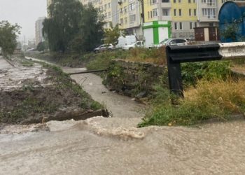 În loc să curețe gurile de canalizare, lucrătorii împingeau gunoiul înapoi după ploaie. Cum își revine Chișinăul după stihie | VIDEO