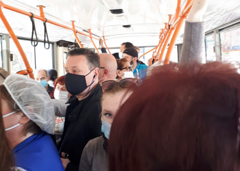 Pandemie și iresponsabilitate umană: haosul în transportul public, lipsa distanței sociale. Ce cred oamenii despre această problemă? | VIDEO
