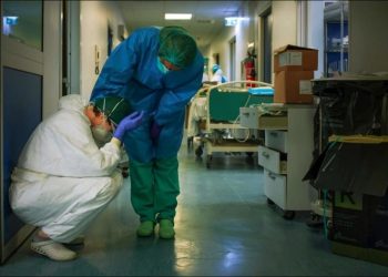 Trei medici infectați cu coronavirus au plecat dintr-un spital din România. Poliția îi caută