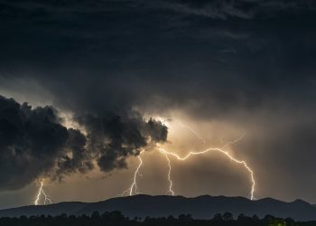 Alertă meteo: Cod Galben de ploi cu fulgere și averse puternice