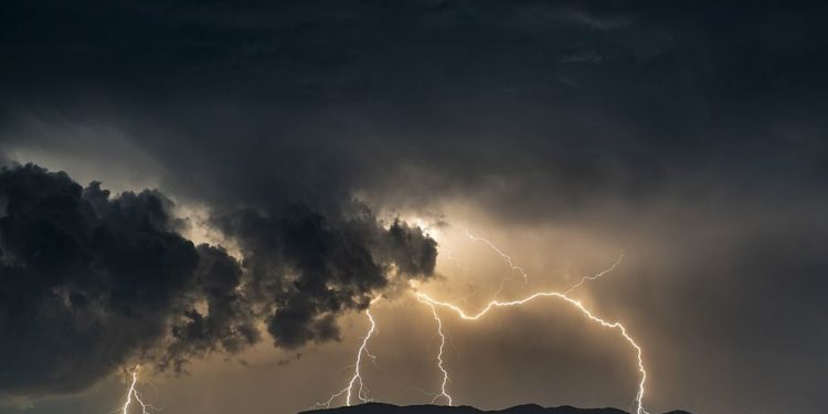 Alertă meteo: Cod Galben de ploi cu fulgere și averse puternice