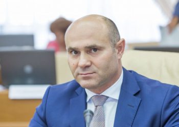 Recent vindecat a doua oară de Covid-19, ministrul Pavel Voicu a plantat copaci | FOTO