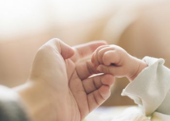 Un bebeluș de 4 luni, din România, a murit din cauza Covid-19