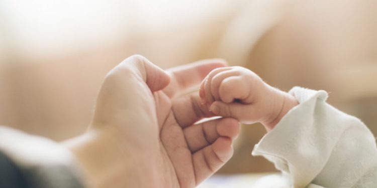 Un bebeluș de 4 luni, din România, a murit din cauza Covid-19