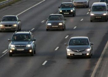 Începând cu 1 noiembrie, toți șoferii sunt obligați să circule cu farurile aprinse inclusiv ziua