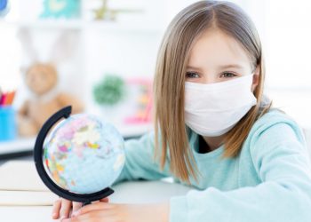 Instituțiile de învățământ, ținta coronavirusului. Autoritățile spun că nu vor închide școlile, ci vor găsi noi locuri în spitale | VIDEO