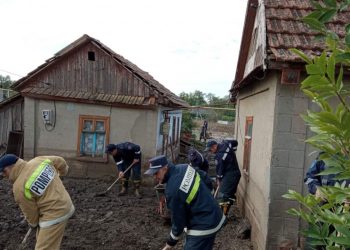 La Comrat continuă lupta cu apa și nămolul pătruns în casele și gospodăriile oamenilor. Zeci de autospeciale și peste o sută de salvatori, la fața locului | VIDEO