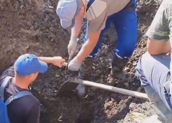 Reparație Level 99. Secvență video, în care muncitorii de la Apă-Canal reparau o țeavă defectă cu… un cep de lemn, făcută publică de un chișinăuian | VIDEO