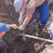 Reparație Level 99. Secvență video, în care muncitorii de la Apă-Canal reparau o țeavă defectă cu… un cep de lemn, făcută publică de un chișinăuian | VIDEO