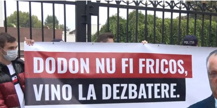 Flashmob în fața Președinției: „Dodon, nu fi fricos, vino la dezbatere” | VIDEO