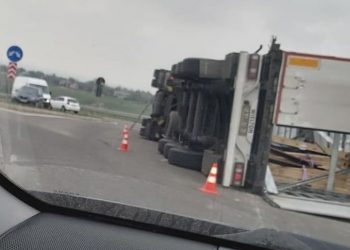 Un camion s-a răsturnat la Florești
